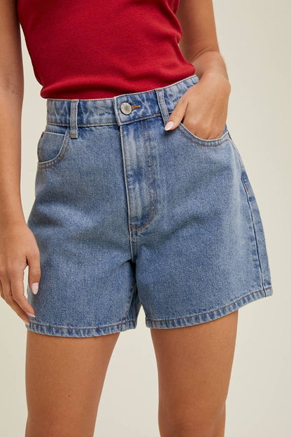 CLASSIC DENIM MOM SHORT