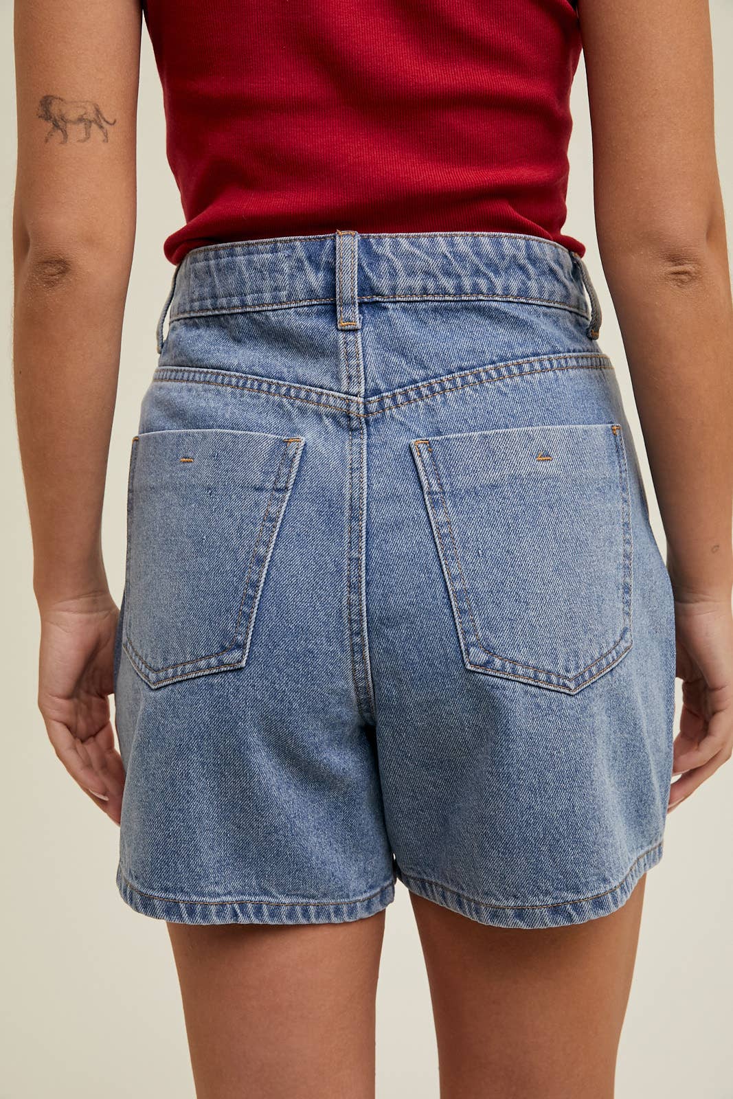 CLASSIC DENIM MOM SHORT